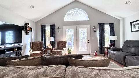 Living - 22 Old Southern Rd, Branson, MO 65616 photo 3 of 4