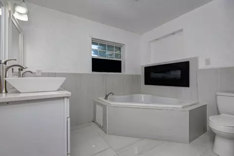 Bath - 1702 S Oak Grove Ave, Springfield, MO 65804 photo 1 of 6