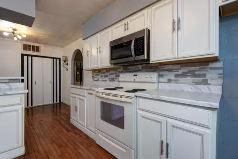 Kitchen - 1702 S Oak Grove Ave, Springfield, MO 65804 photo 2 of 4