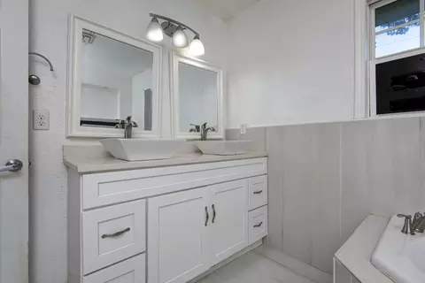 Bath - 1702 S Oak Grove Ave, Springfield, MO 65804 photo 2 of 6