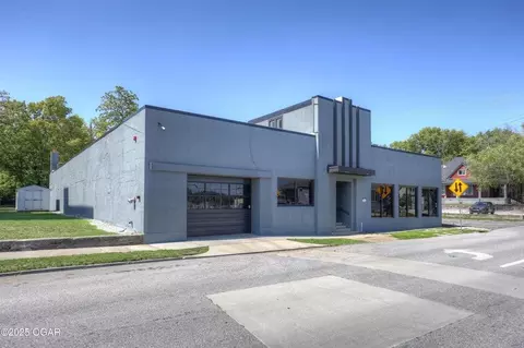 102 S Wall Ave, Joplin, MO 64801