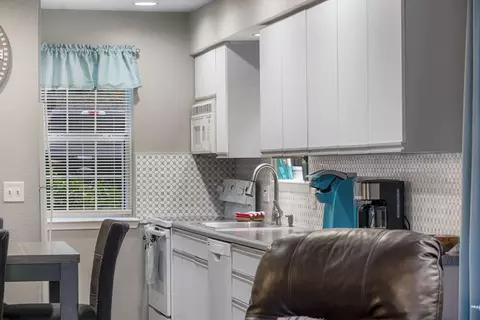 Kitchen - 505 Valley View Dr #201, Branson, MO 65616 photo 4 of 5