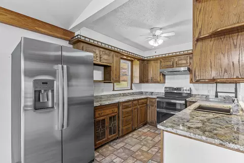 Kitchen - 278 Daisy Ln, Lampe, MO 65681 photo 3 of 7