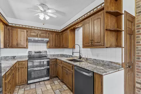 Kitchen - 278 Daisy Ln, Lampe, MO 65681 photo 4 of 7