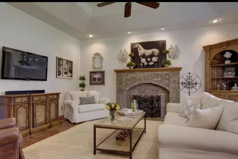 Living - 3165 E Topping Cir, Springfield, MO 65804 photo 1 of 2