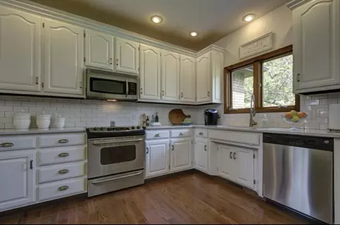 Kitchen - 3165 E Topping Cir, Springfield, MO 65804 photo 1 of 5