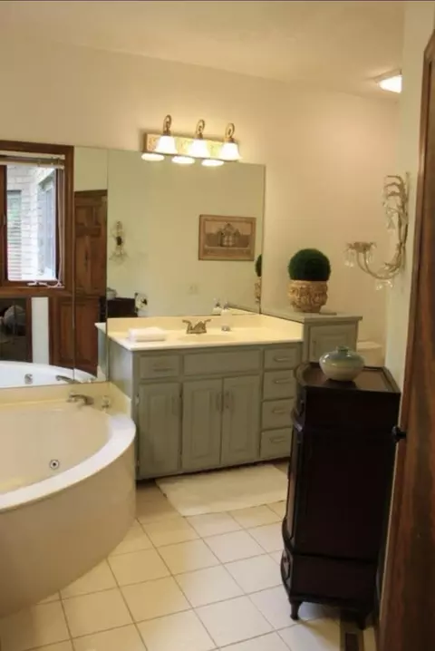 Bath - 3165 E Topping Cir, Springfield, MO 65804 photo 4 of 5