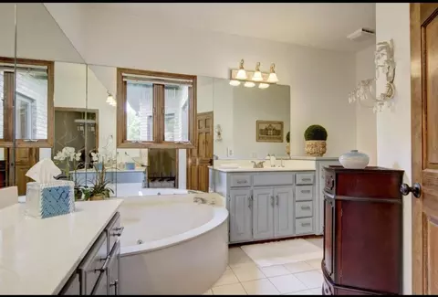 Bath - 3165 E Topping Cir, Springfield, MO 65804 photo 1 of 5