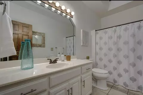Bath - 3165 E Topping Cir, Springfield, MO 65804 photo 3 of 5