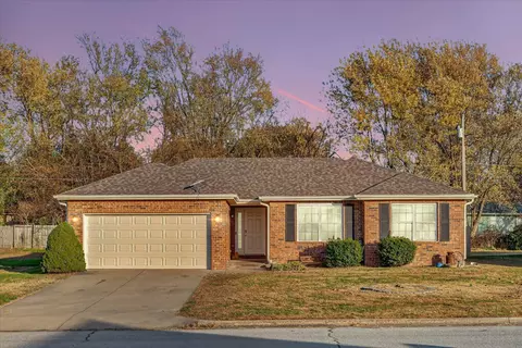 2320 S Mesa Dr, Bolivar, MO 65613
