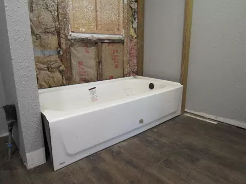 Bath - 2114 E Cairo St, Springfield, MO 65802 photo 1 of 2