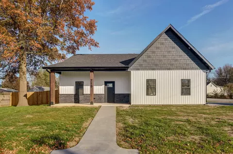 718 S Hickory St, Mount Vernon, MO 65712