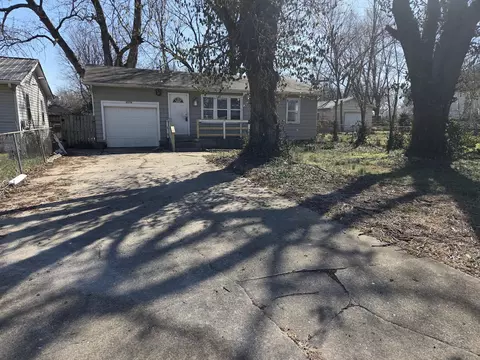 2074 N Columbia Ave, Springfield, MO 65803 photo 2