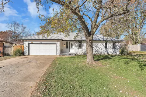 1651 W Lindberg St, Springfield, MO 65807