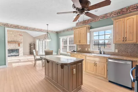 Kitchen - 5072 E Hedgerow Dr, Springfield, MO 65802 photo 4 of 4