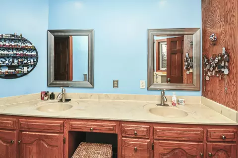 Bath - 3803 E Linwood St, Springfield, MO 65809 photo 2 of 11