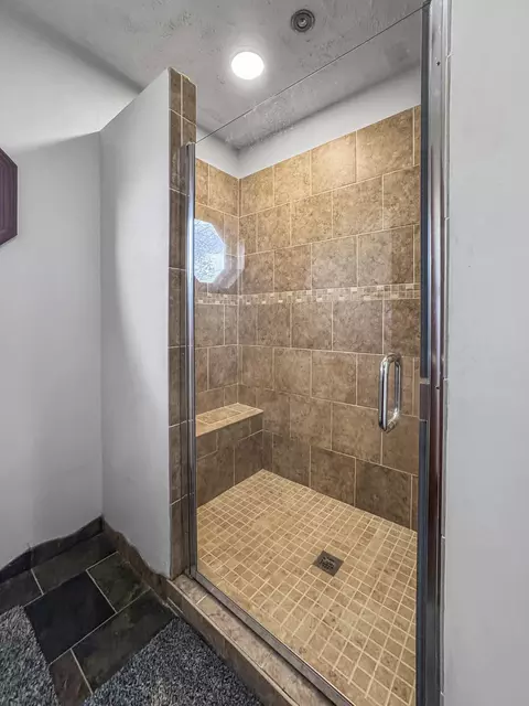 Bath - 3803 E Linwood St, Springfield, MO 65809 photo 7 of 11