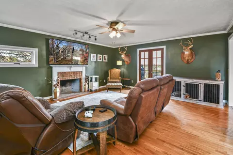 Living - 3803 E Linwood St, Springfield, MO 65809 photo 4 of 5