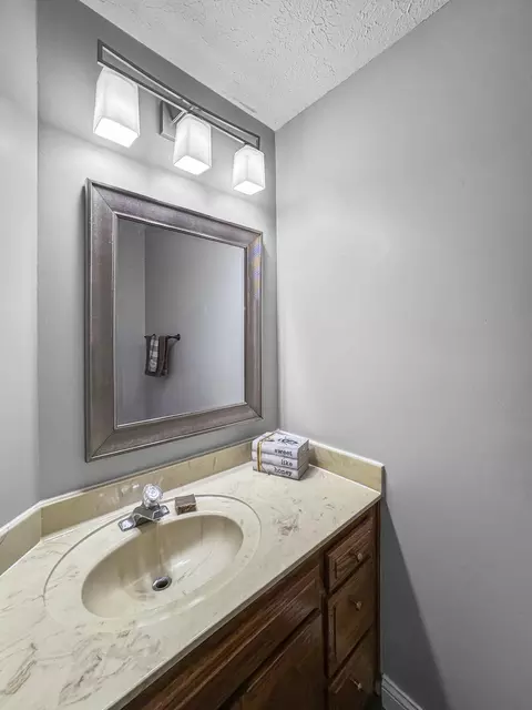 Bath - 3803 E Linwood St, Springfield, MO 65809 photo 6 of 11