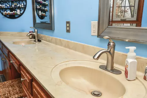 Bath - 3803 E Linwood St, Springfield, MO 65809 photo 1 of 11