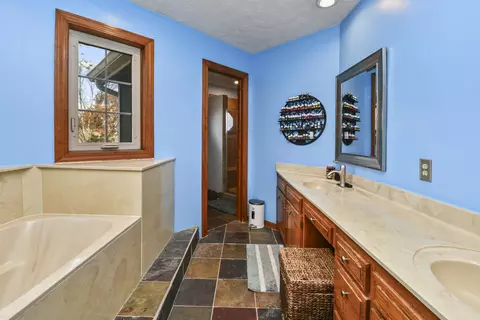 Bath - 3803 E Linwood St, Springfield, MO 65809 photo 3 of 11