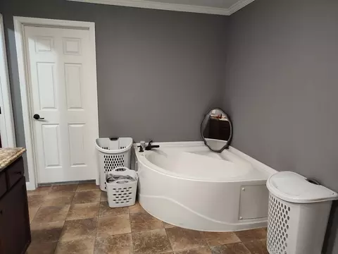 Bath - 1672 E 355th Rd, Bolivar, MO 65613 photo 6 of 8