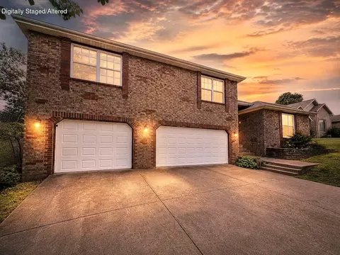 1518 W Coach House Ct, Nixa, MO 65714