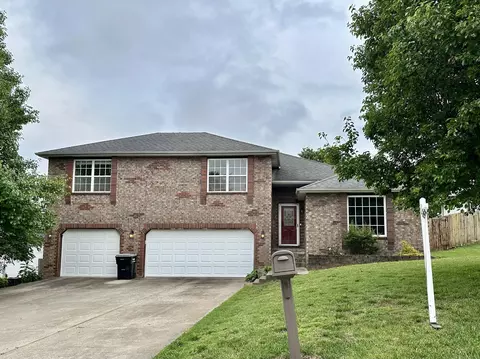 1518 W Coach House Ct, Nixa, MO 65714