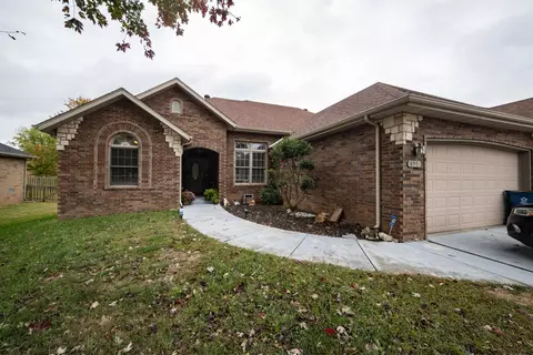 624 N Maplewood Hills Rd, Nixa, MO 65714
