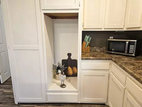 Kitchen - 21371 Howell Rd, Mountain View, MO 65548 photo 3 of 5