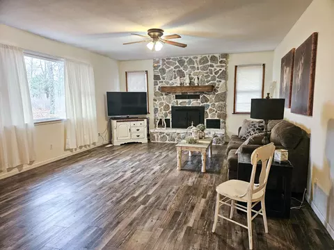 Living - 21371 Howell Rd, Mountain View, MO 65548 photo 2 of 4