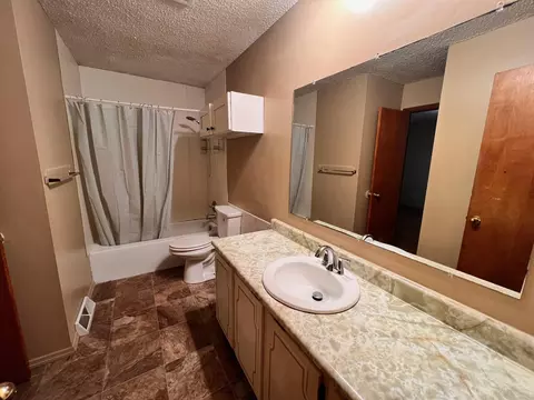 Bath - 309 E Berkeley St, Springfield, MO 65807 photo 2 of 2