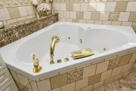 Bath - 5575 S Castlebay Dr, Springfield, MO 65809 photo 4 of 20