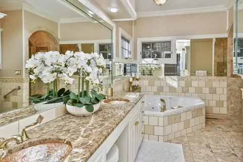 Bath - 5575 S Castlebay Dr, Springfield, MO 65809 photo 1 of 20