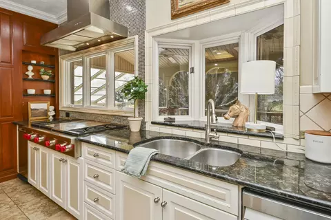 Kitchen - 5575 S Castlebay Dr, Springfield, MO 65809 photo 5 of 11