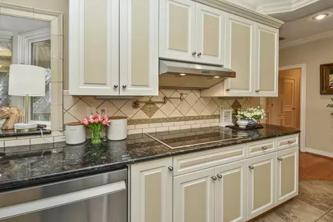 Kitchen - 5575 S Castlebay Dr, Springfield, MO 65809 photo 6 of 11
