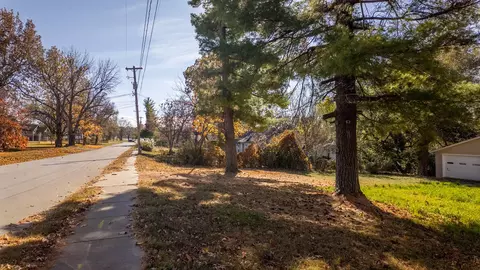 2453 N Albertha Ave, Springfield, MO 65803 photo 3