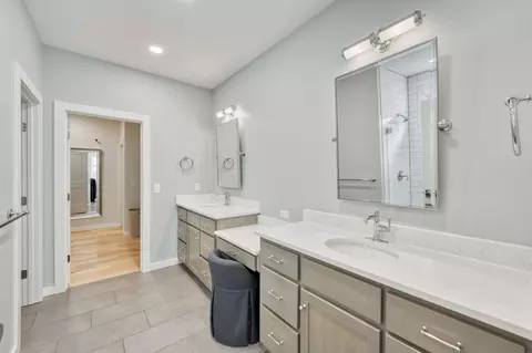 Bath - 3722 E Woodhue St, Springfield, MO 65802 photo 6 of 8