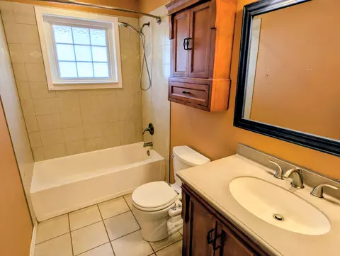 Bath - 35 Hilltop Ln, Branson, MO 65616 photo 2 of 4
