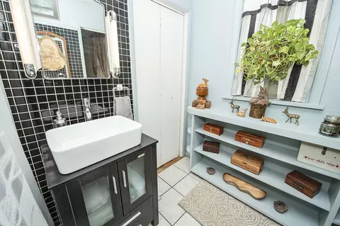 Bath - 1352 Elm St, Springfield, MO 65802 photo 2 of 5