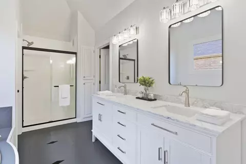 Bath - 5350 S Parklane Ave, Springfield, MO 65810 photo 2 of 7
