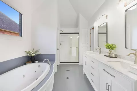 Bath - 5350 S Parklane Ave, Springfield, MO 65810 photo 1 of 7