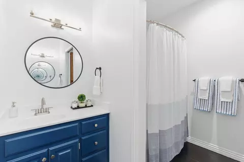 Bath - 5350 S Parklane Ave, Springfield, MO 65810 photo 5 of 7