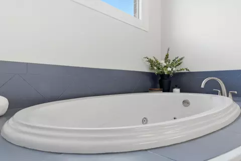 Bath - 5350 S Parklane Ave, Springfield, MO 65810 photo 3 of 7