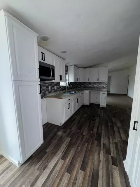 601 E Floral St, Nevada, MO 64772 photo 2