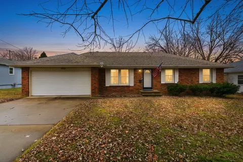 1028 E Greenwood St, Springfield, MO 65807 photo 2