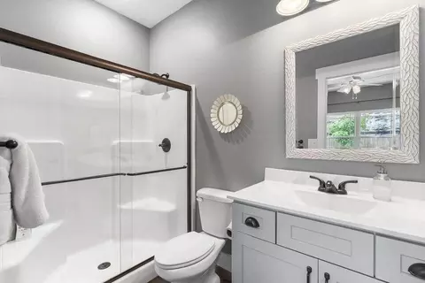 Bath - 155 Lakefront Dr, Branson, MO 65616 photo 4 of 7