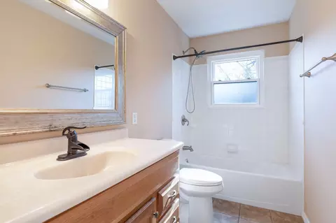Bath - 185 Old Meadow Ln, Branson, MO 65616 photo 1 of 4
