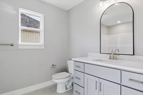 Bath - 1382 N Collins Dr, Republic, MO 65738 photo 2 of 2