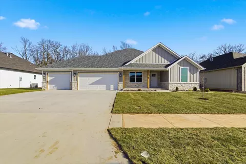 1382 N Collins Dr, Republic, MO 65738